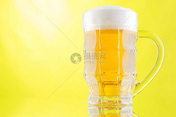 白背景孤立的啤酒杯和酒瓶草稿水滴啤酒饮料反射黄色酒吧静物酿造白色图片