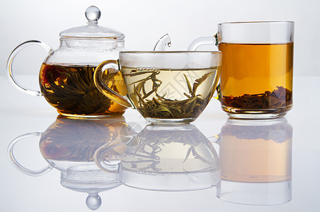不同种类的茶茶壶玻璃早餐红色仪式花瓣黑色杯子草本反射图片