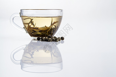 一杯新鲜白茶绿色饮料杯子反射草本玻璃早餐花瓣叶子颗粒剂图片