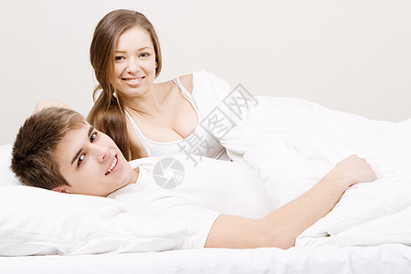年轻漂亮的夫妇夫妻时间唤醒异性性别女朋友女士男性幸福枕头图片