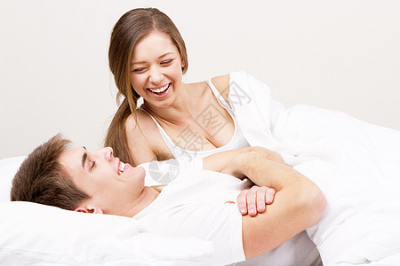 床上的一对漂亮的夫妻女士妻子卧室男朋友异性婚姻男人枕头幸福就寝图片