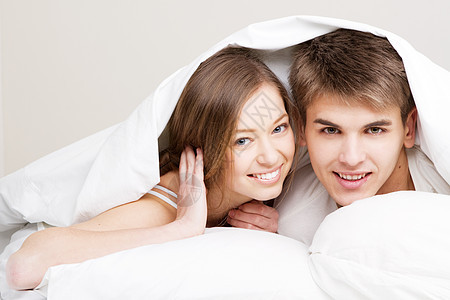 床上的一对漂亮的夫妻男人女朋友女孩丈夫时间男性枕头恋人女士就寝图片