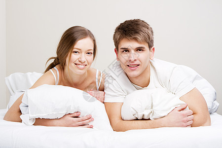 床上的一对漂亮的夫妻妻子女朋友男性家庭女孩卧室性别男朋友男人丈夫图片