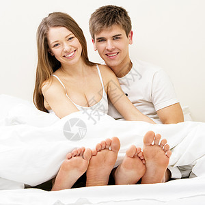 床上的一对漂亮的夫妻皮肤妻子唤醒卧室男人就寝丈夫性别女孩幸福图片