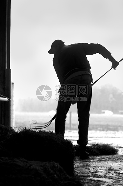 男性农民用草叉图片