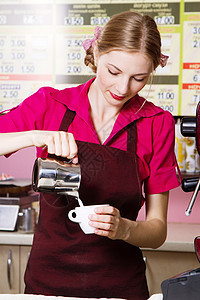 友好的女服务员泡咖啡服务职业饮料食物女性咖啡店杯子微笑咖啡师牛奶图片