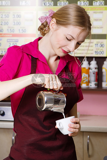 友好的女服务员泡咖啡女性杯子咖啡店女士机器柜台职业店铺陈列柜工作图片
