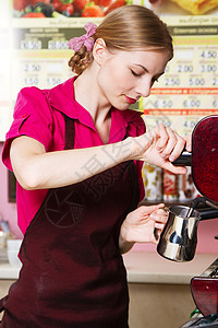 友好的女服务员泡咖啡女性机器店铺服务牛奶商业女士咖啡店咖啡师餐厅图片