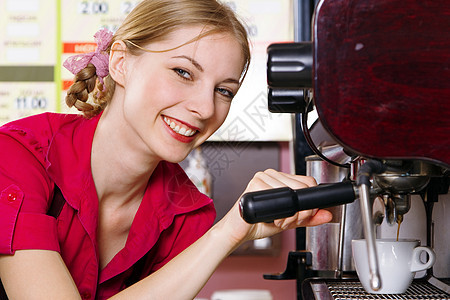 友好的女服务员泡咖啡服务女士女性陈列柜柜台饮料工人杯子职业餐厅图片