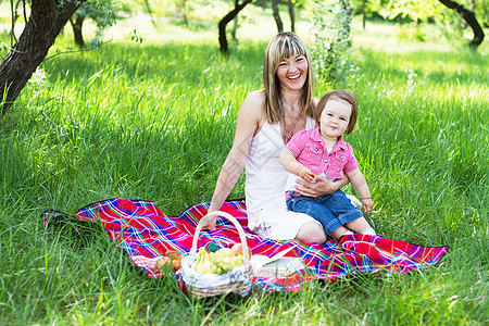 母亲和女儿在户外拥抱公园女士篮子妈妈幸福女孩父母家庭野餐图片