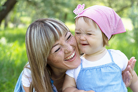 母亲和女儿在户外拥抱女孩家庭生活幸福公园女士快乐童年乐趣图片