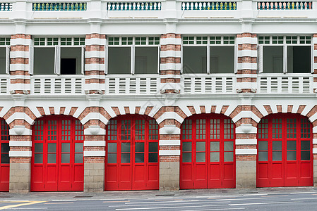 红色大门的旧消防站图片
