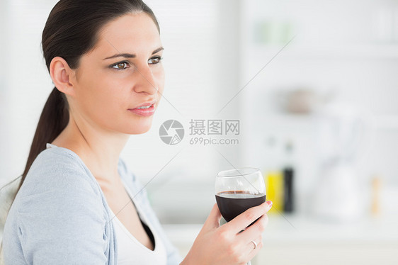 盛着红酒杯的布朗特图片