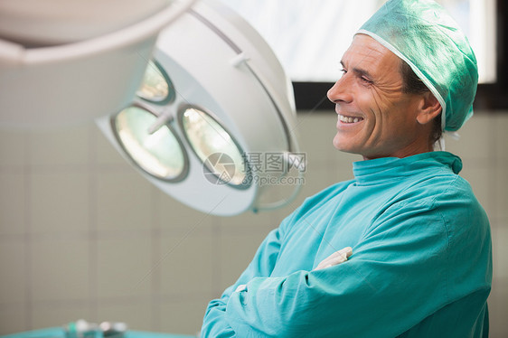 坐在手术室的快乐外科医生图片