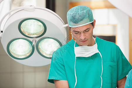 外科医生站在手术室背景图片