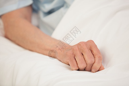 老年人在医院床上的手臂图片