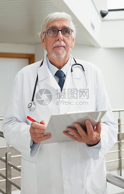 医生持有文件医疗从业者窗户走廊磨砂膏帮助职场男性领带病房图片