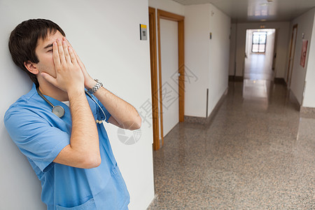 护士在医院走廊当面手牵手图片