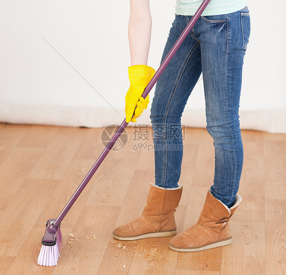 有吸引力的红头发女人 扫遍了家里的地板图片