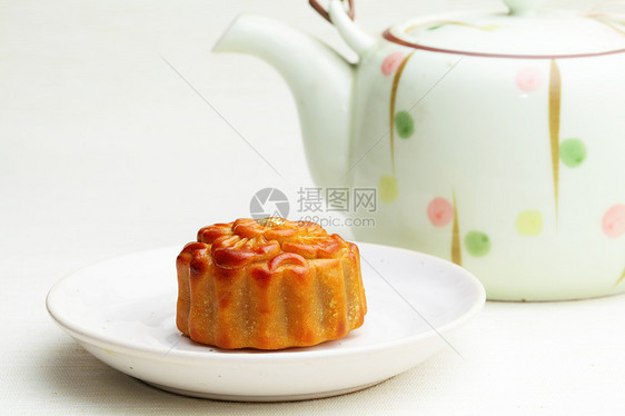 中国中日秋节的月饼美食茶壶陶瓷月亮制品食品陶器蛋糕木板节日图片