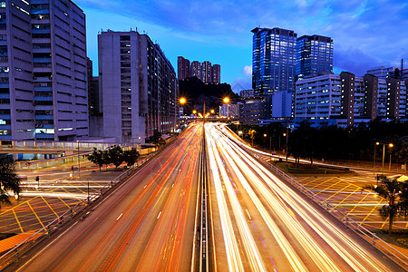 夜间城市交通 夜间汽车天空中心商业场景艺术市中心经济金融摩天大楼图片