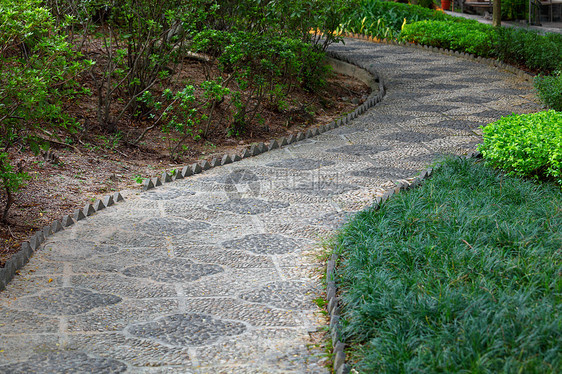 在中国花园中的中文本路径卵石人行道草地石头岩石小路绿化脚步园林沉思图片