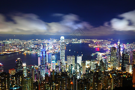 晚上在香港天空场景反射摩天大楼建筑办公室港口市中心城市景观图片