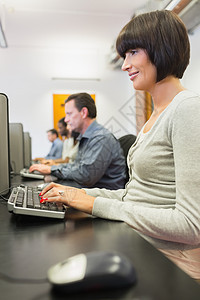 女性在计算机上打字生意人男性棕色学生电脑学习屏幕互联网课堂房间图片