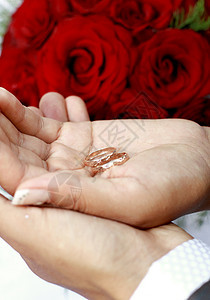 新婚夫妇丈夫妻子新人花束戒指婚礼夫妻已婚玫瑰花朵图片