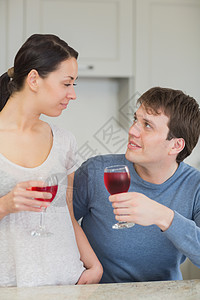 配红酒的幸福情侣图片