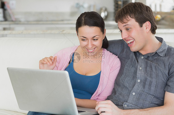 两个人用笔记本电脑玩得开心图片