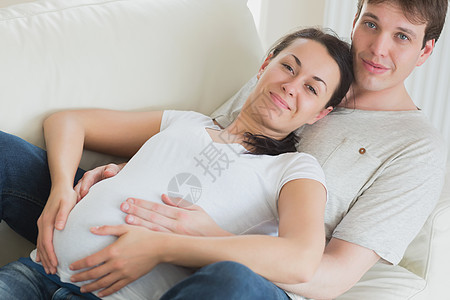 睡在沙发上的孕妇和丈夫图片