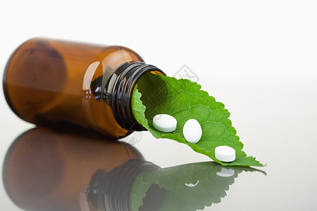 小瓶子里的叶子和药片植物草本白色草本植物场景热带医疗绿色液体玻璃图片