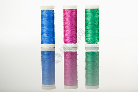 表格上串列线索的多彩资源库桌子工艺线圈针线活材料生活裁缝筒管工作纺织品图片