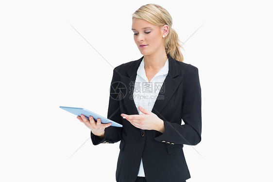 女商务人士用平板电脑女性金发长发触摸屏生意人套装商务金发女郎快乐微笑图片
