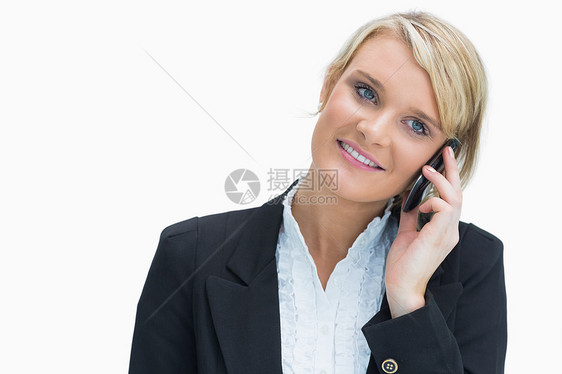 电话里快乐的金发金发女郎商务人士微笑女性呼唤套装长发头发手机生意人图片