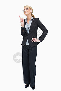 微笑的女商务人士思考管理人员思维套装长发金发女郎眼镜金发生意人女性商务图片
