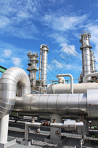 蓝色天空的工业工厂石油管道管子植物晴天蓝天背景图片