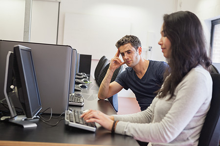 电脑室里的人坐着技术学生教育性女性电子大学键盘机构电脑男性图片