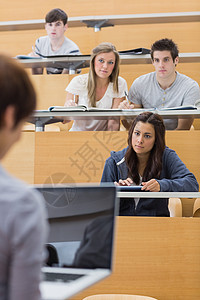 学生们看着老师的眼神背景图片