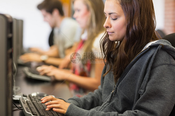 妇女在计算机室打字图片