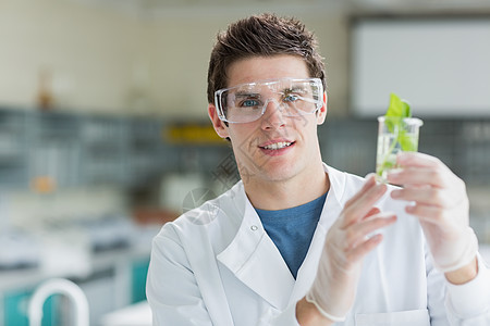 学生们站在实验室里 拿着鲜苗的烧烤瓶图片