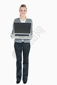介绍笔记本电脑的女商务人士图片