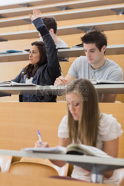 学生们坐在教室里举起手来图片