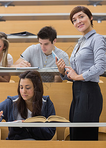 学生在教室工作的学生人数图片