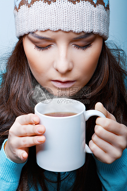 女人用热茶顶着帽子图片