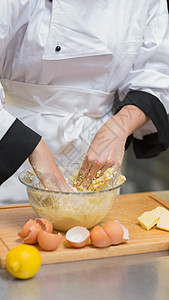 厨师用手和手混合面粉图片