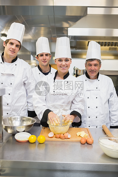 带着糕点老师微笑的烹饪学生图片