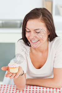 黑发美女笑着看蛋糕图片