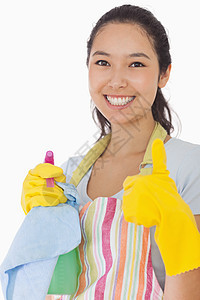 带清洁用品的笑女人举起拇指图片